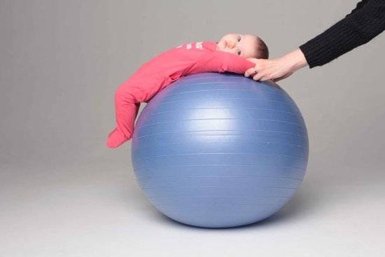упражнения с грудным ребенком на мяче