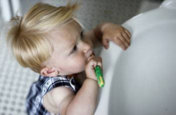 как чистить зубы маленькому ребенку