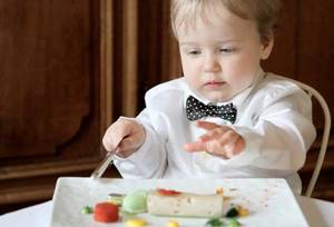 как научить ребенка кушать с ложки