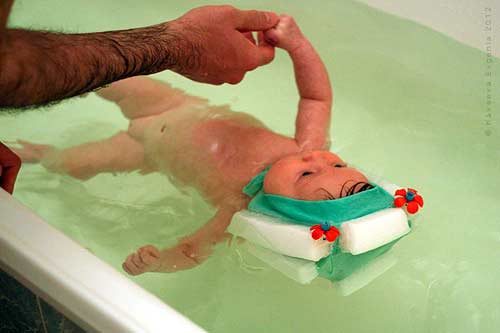 как плавают младенцы