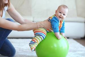упражнения с ребенком на мяче